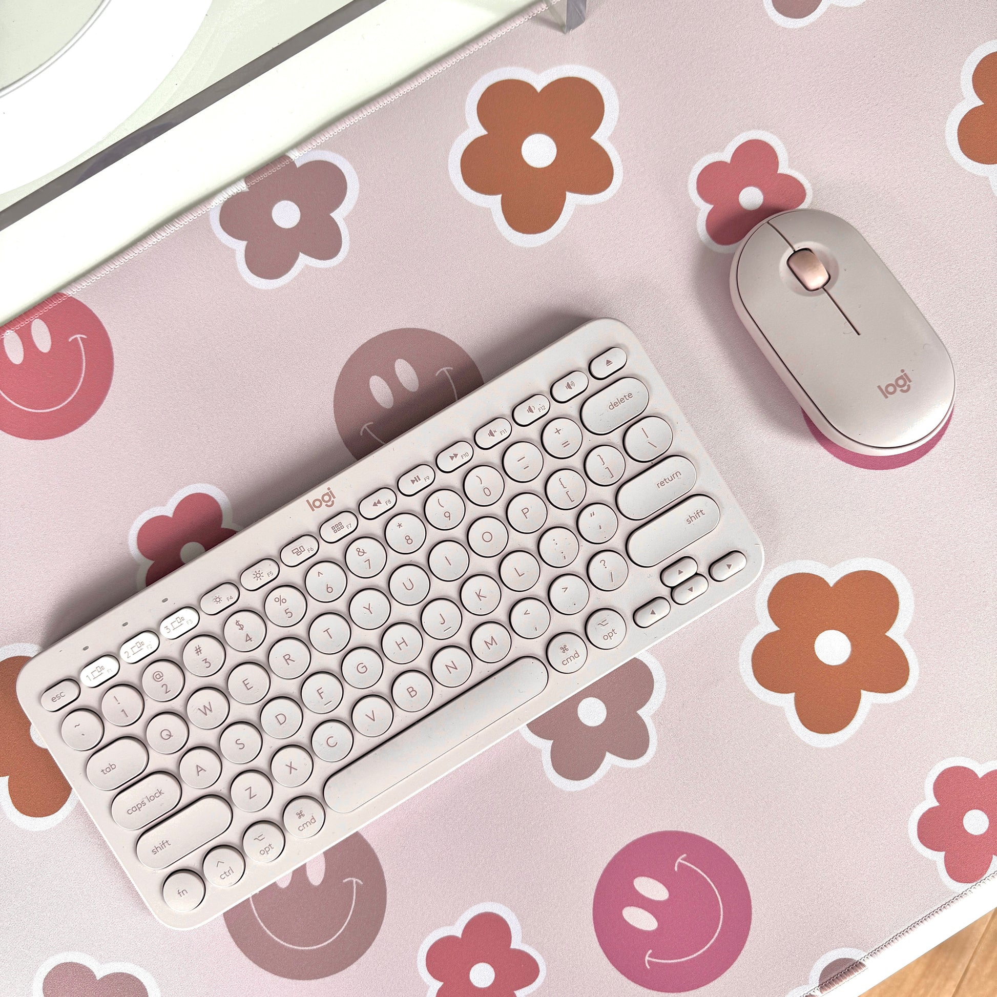 Tapis de bureau (sourires et fleurs neutres)