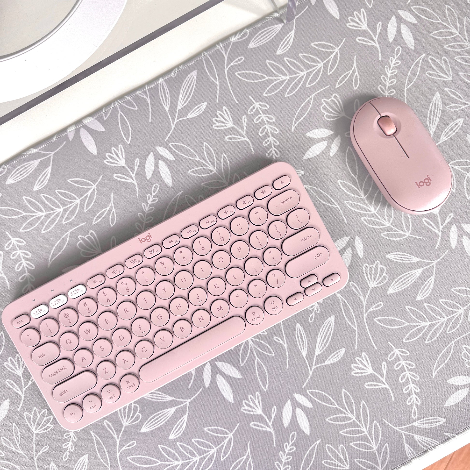 Tapis de bureau (line art)