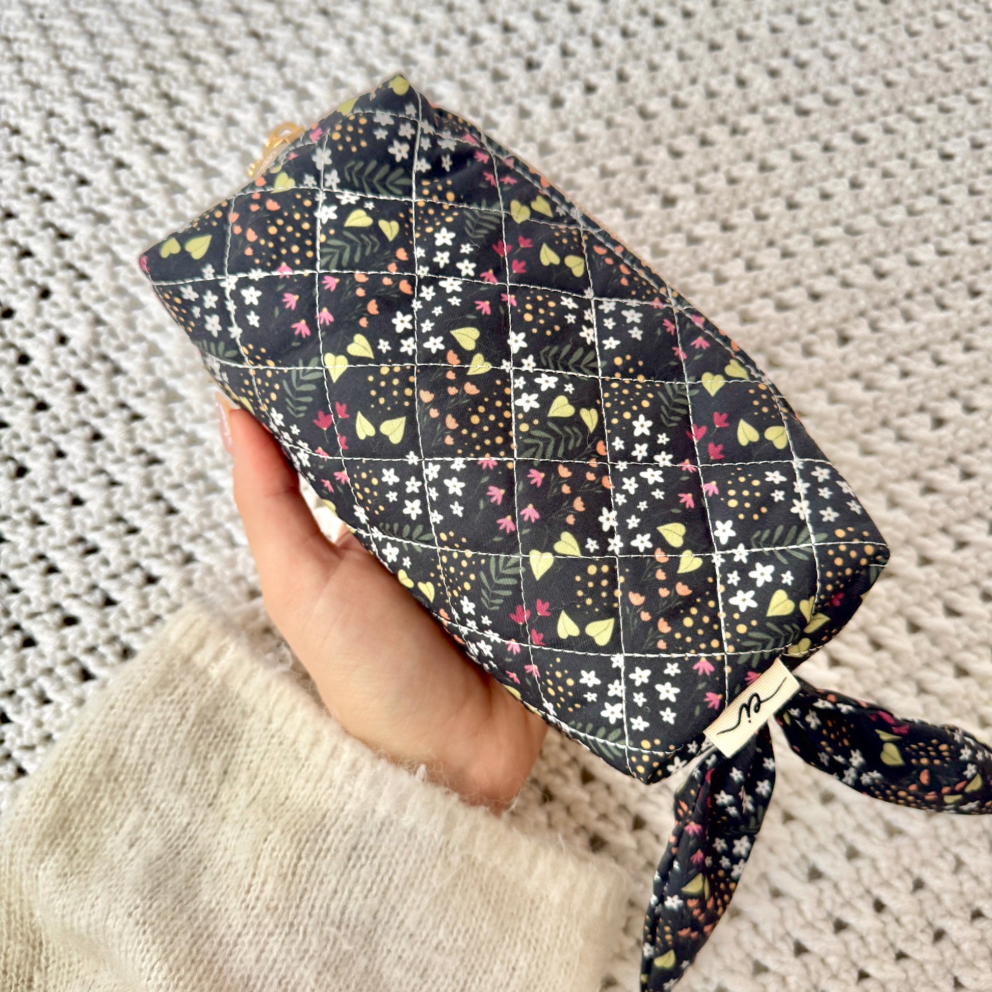 Trousse (noire fleurie)