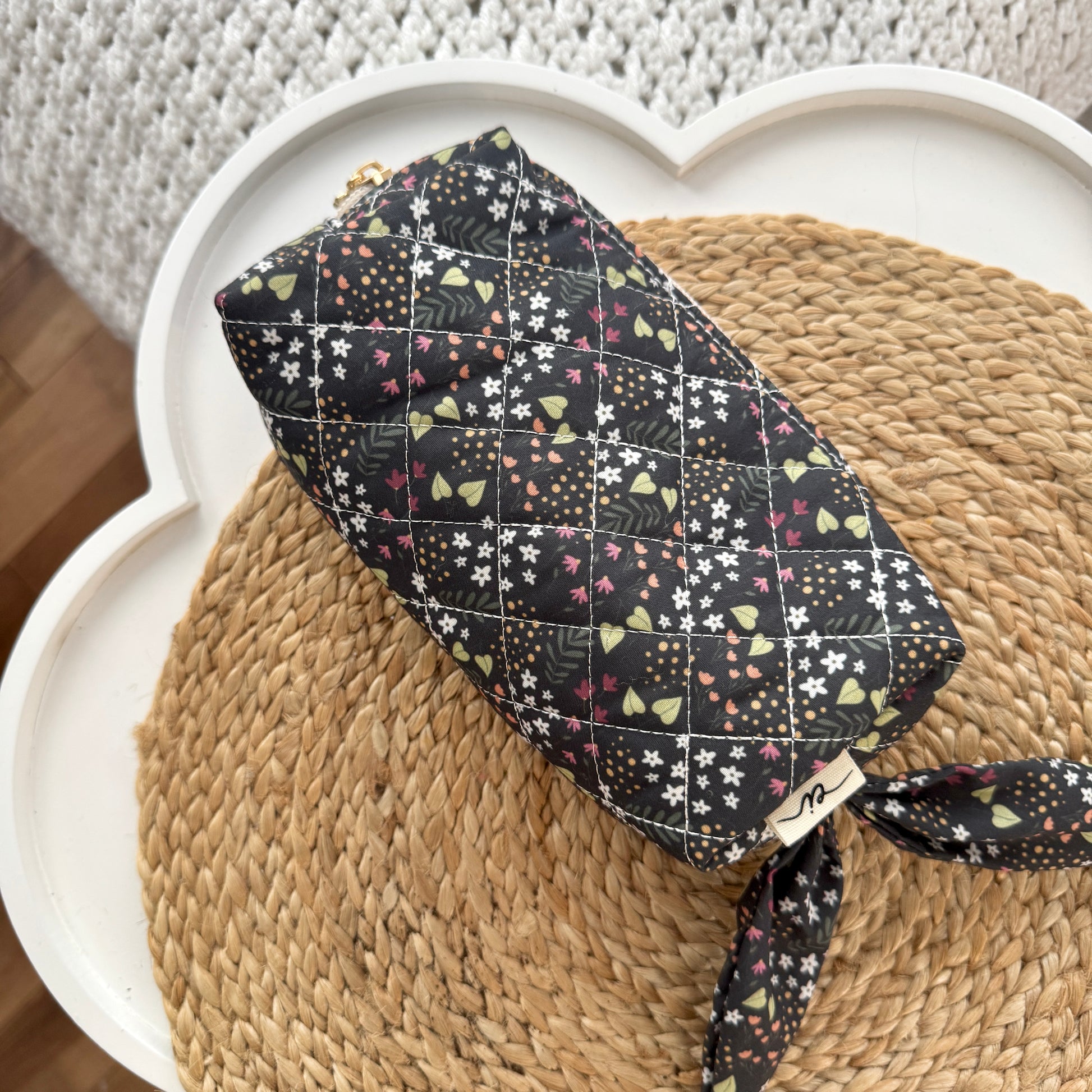 Trousse (noire fleurie)