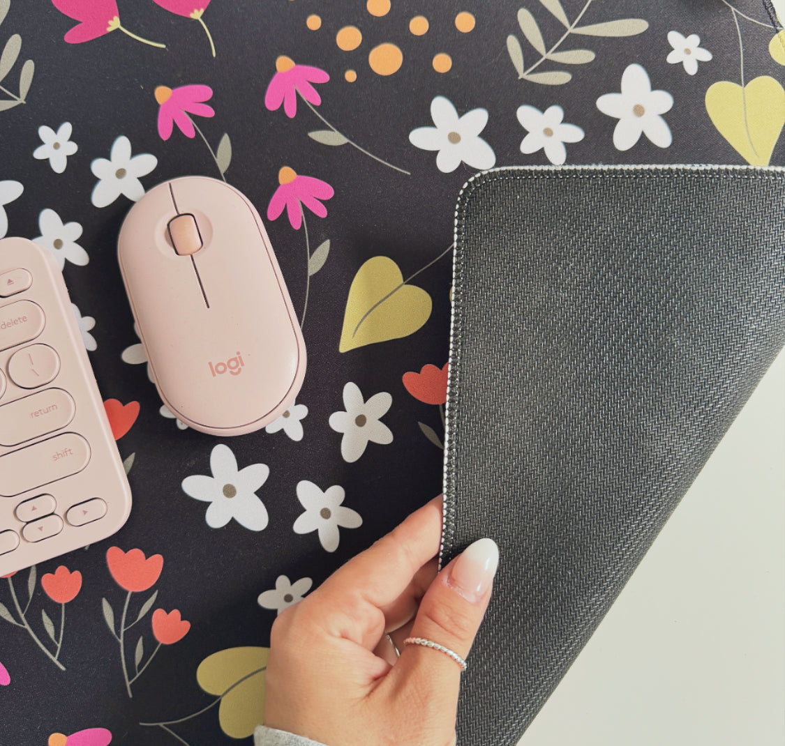 Tapis de bureau (noir fleuri)