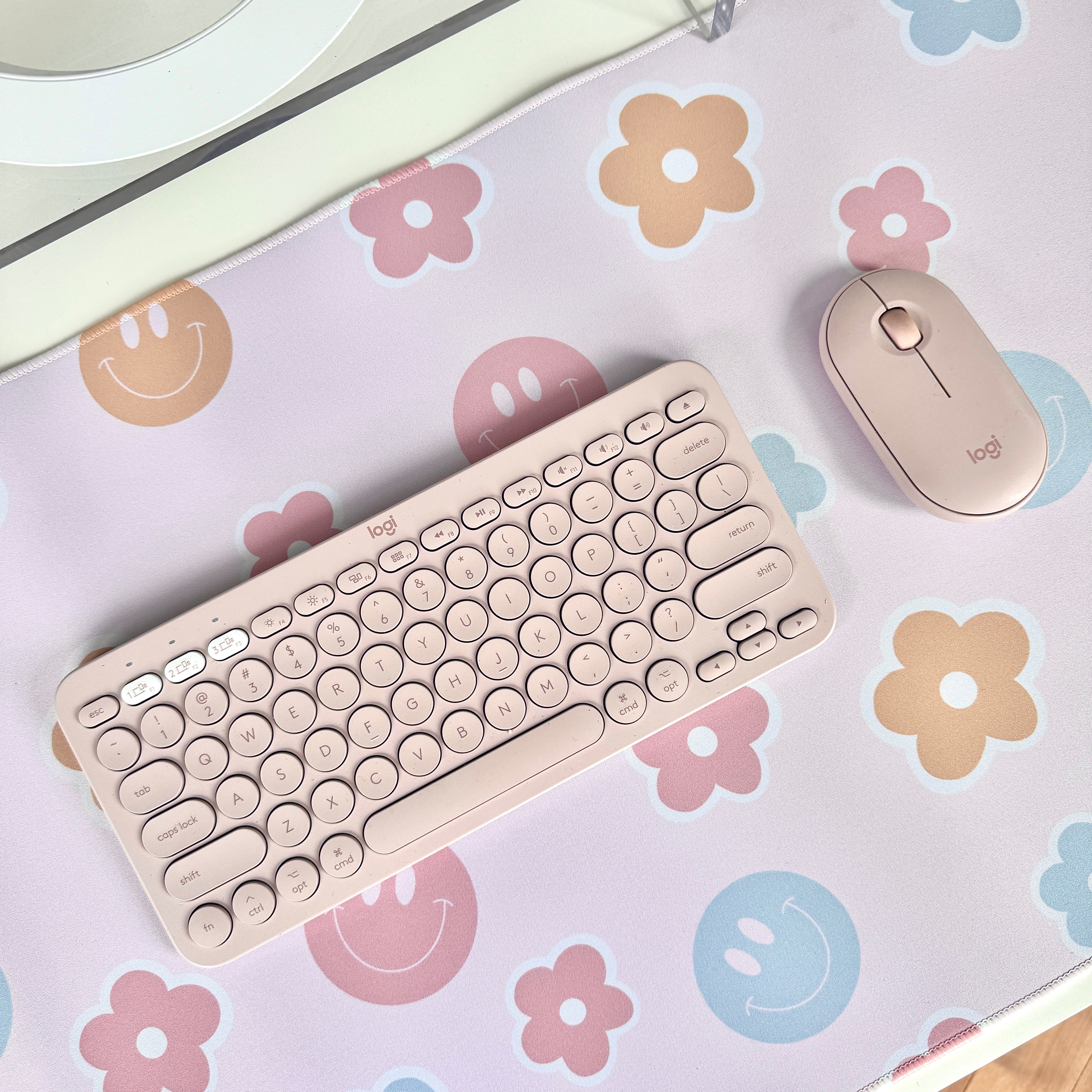Image of Tapis de bureau (sourires et fleurs pastels)
